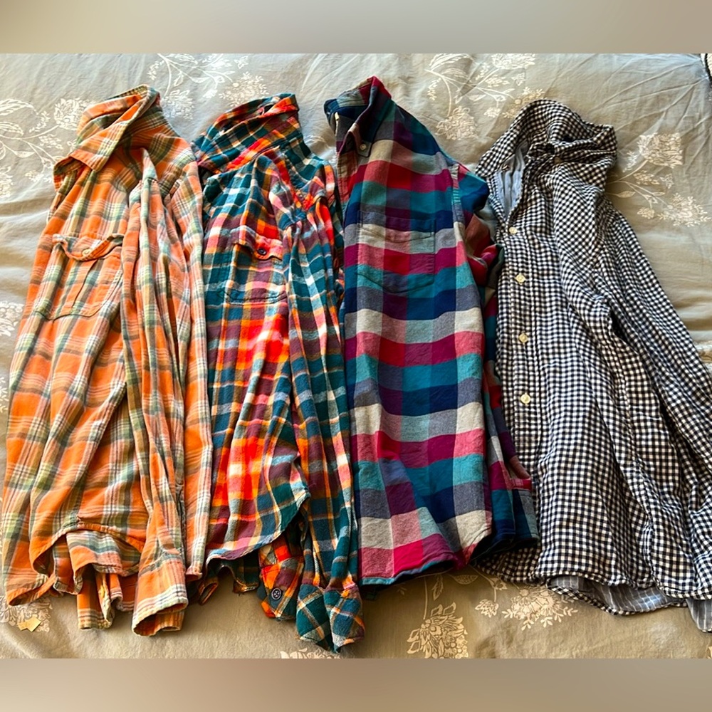 4 Men’s Plaid Button Up Shirts Medium